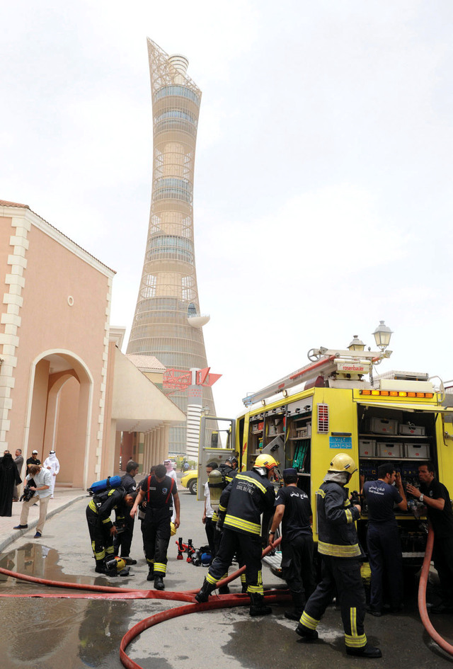 "رجال الإطفاء يبذلون جهوداً لإخماد الحريق"