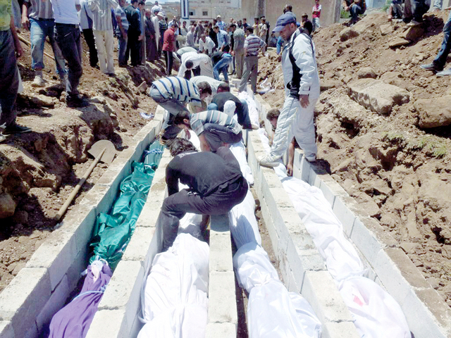 "أثناء عملية الدفن على مرأى مراقبي الأمم المتحدة"