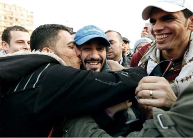 "أحد الثوار يعبر عن حبه لأحمد حلمي لنزوله ميدان التحرير"