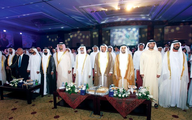 "حميد النعيمي خلال حفل التخرج بحضور عمار بن حميد ونهيان بن مبارك وراشد النعيمي وعدد من المسؤولين"