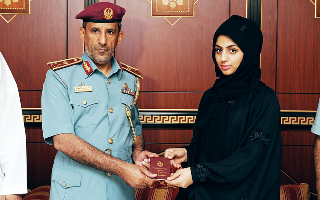 "المنهالي يسلم الجنسية لاحدى المواطنات"