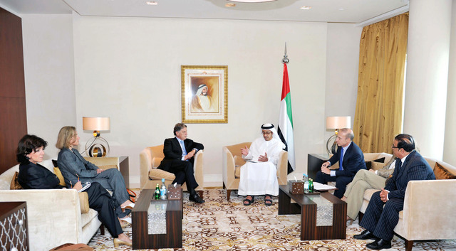 "عبدالله بن زايد خلال استقباله مجموعة الصداقة البرلمانية الإيطالية الإماراتية"