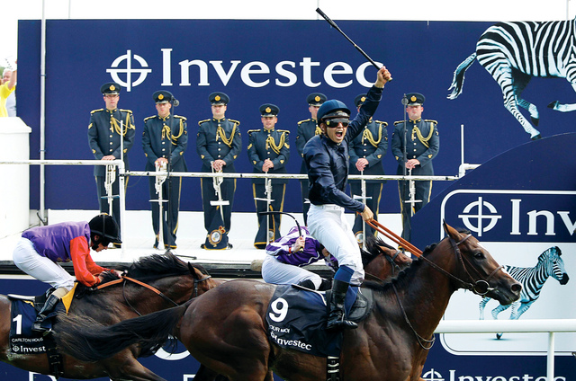 "الفارس مايكل بارزالونا حقق لقب العام الماضي"