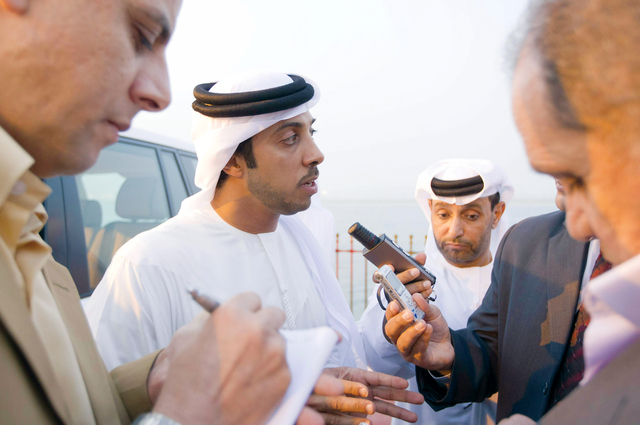 "منصور بن زايد يتحدث إلى الإعلاميين"