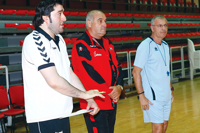 "المدرب هايدو ومساعده مع الإداري علي حسين"