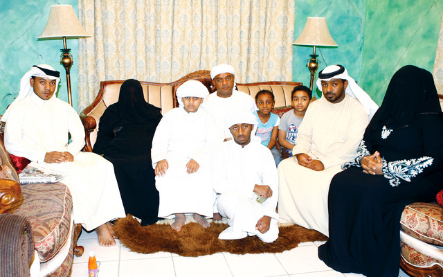 "عائلة أب الطفلتين"