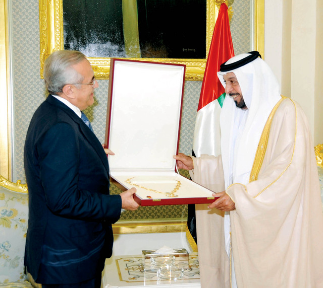 "خليفة يتسلم من الرئيس اللبناني وسام الأرز الوطني «القلادة الكبرى »"