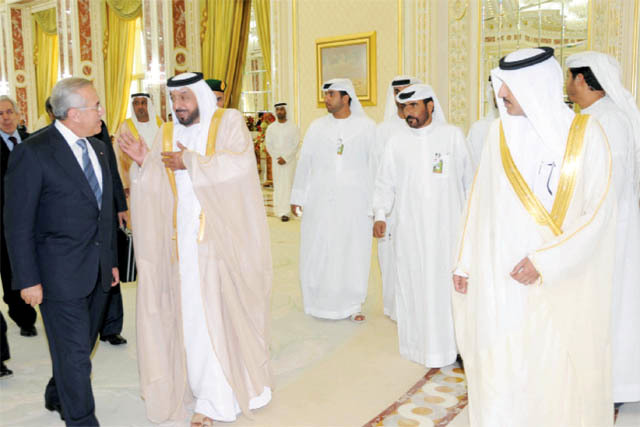 "رئيس الدولة يتبادل الحديث الأخوي مع الرئيس اللبناني"