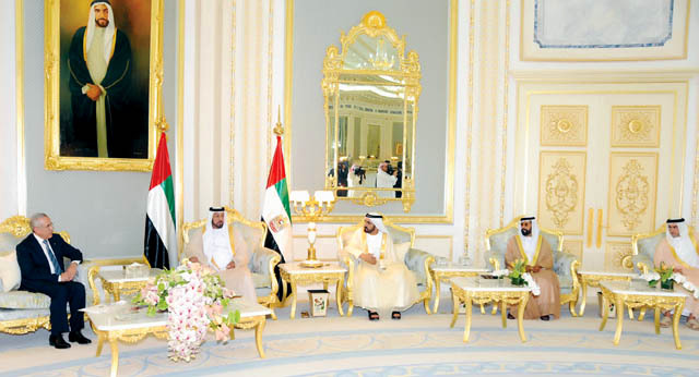 "خليفة وميشال سليمان ومحمد بن راشد خلال جلسة المباحثات بحضور طحنون بن محمد وسيف بن زايد"