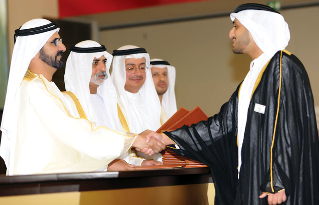 "محمد بن راشد يكرم الخريجين ويسلمهم شهاداتهم بحضور نهيان بن مبارك وعبد الله الخنبشي"