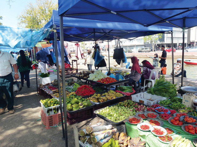 "السوق الشعبي المفتوح ومنتجات متنوعة"