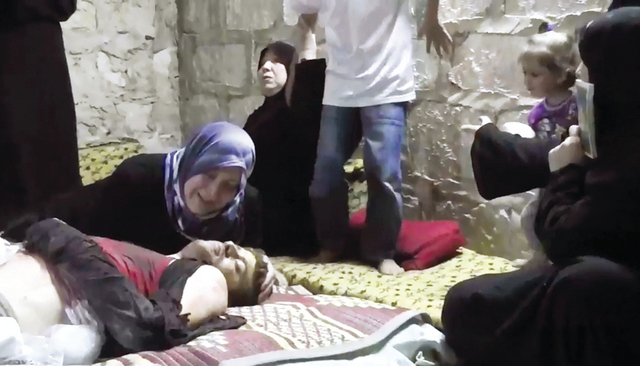 "أم تبكي ابنها الذي سقط في القصف الذي استهدف مدينة معرة النعمان"