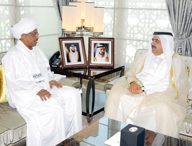 "حمدان بن راشد خلال استقباله القنصل السوداني"