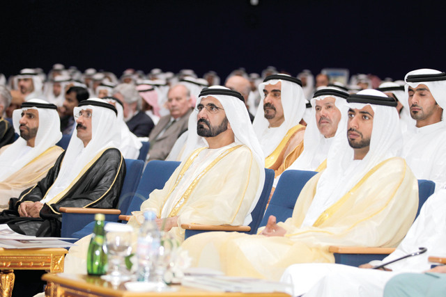 "محمد بن راشد خلال حضوره حفل التخريج وإلى جانبه محمد بن نهيان ومصبح الفتان وسلطان بن سليم ومحمد بن حميدان"