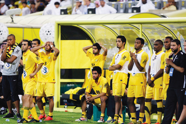 "الوجوم والحزن على وجوه لاعبي الوصل بعد فقدان اللقب الخليجي"