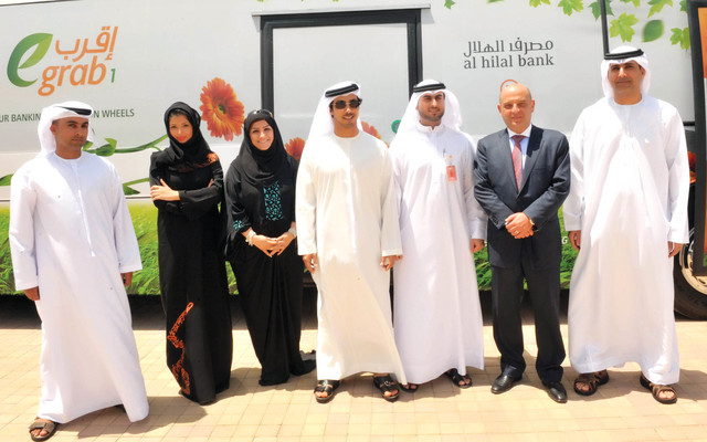 "منصور بن زايد وعدد من المسؤولين خلال اطلاق المبادرة"