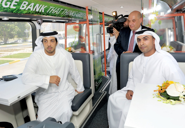 "سموه يستعرض الخدمة الجديدة التي يفدمها المصرف"