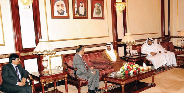 "حمد الشرقي خلال استقباله سفير النيبال بحضور محمد بن حمد"