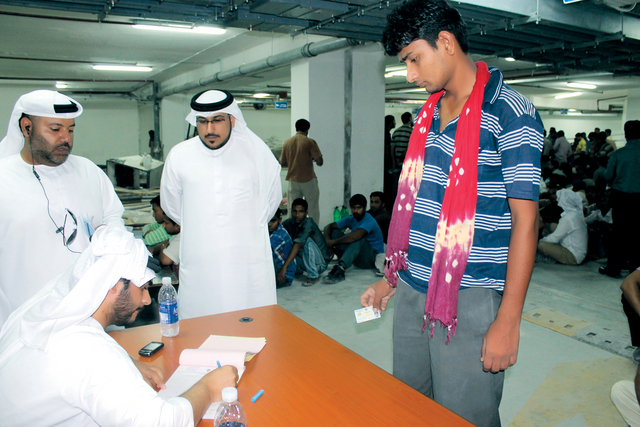 "فرق التفتيش تدقق بطاقات العمال"