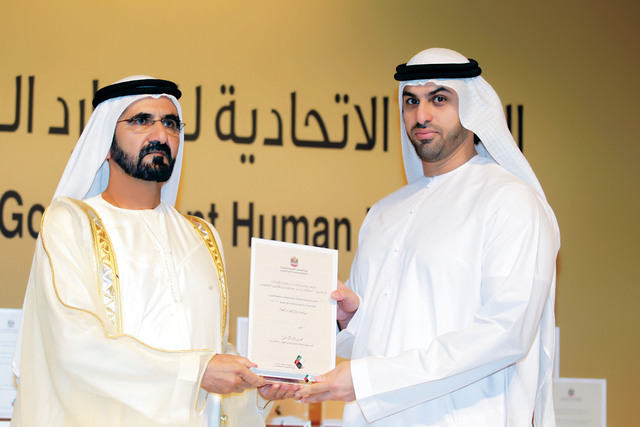 "نائب رئيس الدولة يكرّم أحد الخريجين"