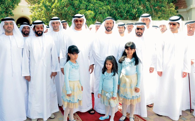 "محمد بن زايد يتوسط جمعاً من المدعوين بحضور طحنون بن محمد وحمد الدرمكي"