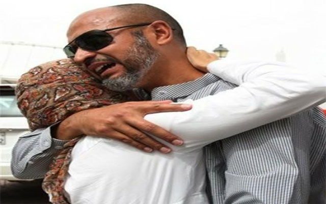 "والدا الطفل عمر عمران (15 شهرا)"