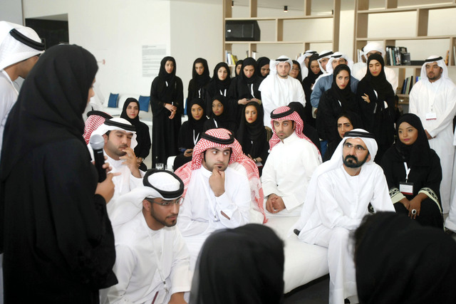 "..ويستمع إلى مداخلة إحدى الشابات"