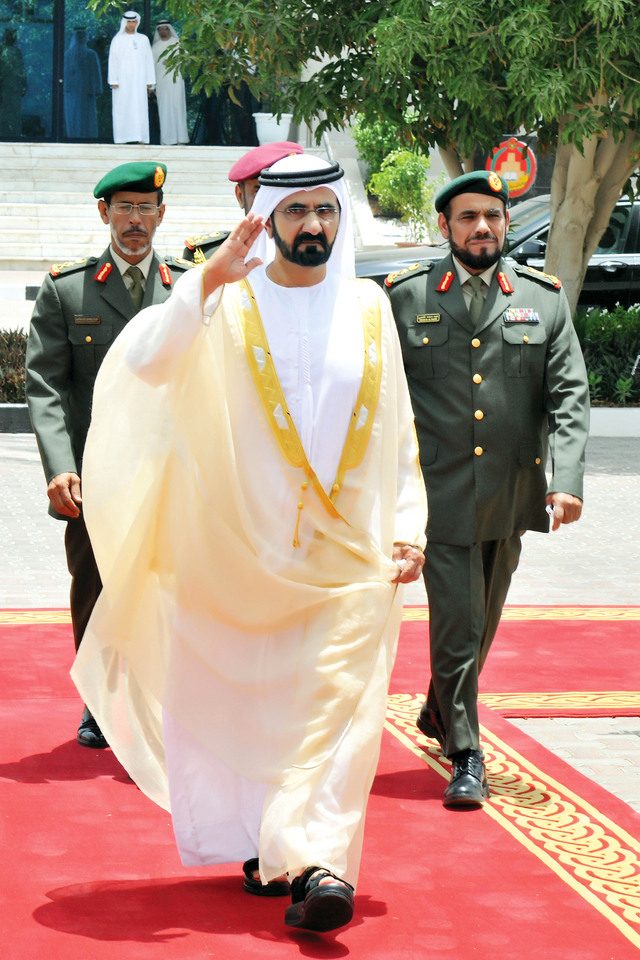 "محمد بن راشد خلال استعراض حرس الشرف"