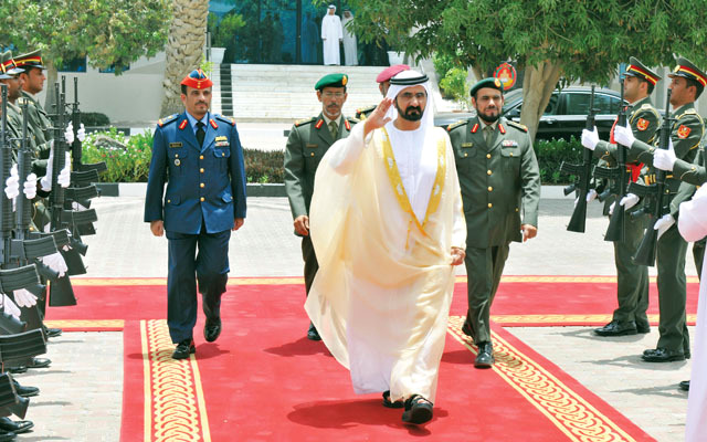 "محمد بن راشد يستعرض حرس الشرف بحضور عبيد الكعبي وحمد الرميثي ورشاد السعدي"