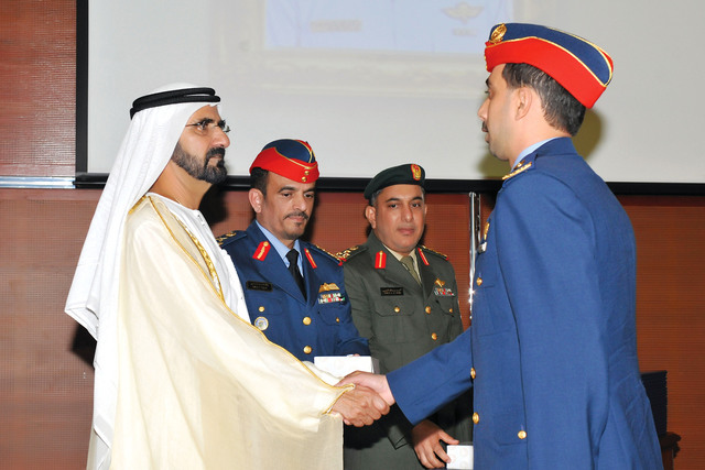 "محمد بن راشد خلال تكريمه الخريجين"