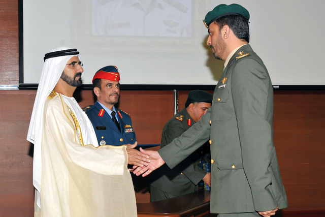 "محمد بن راشد خلال تسليمه الشهادات للخريجين"