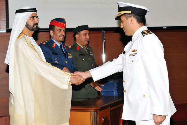 "محمد بن راشد خلال تسليمه الشهادات للخريجين"