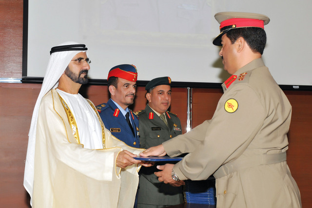 "محمد بن راشد خلال تكريمه الخريجين"