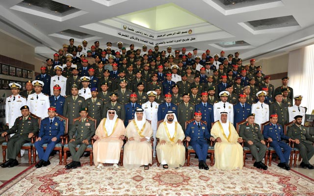 "محمد بن راشد في صورة جماعية مع قيادة الأركان والخريجين بحضور هزاع وسيف بن زايد وسلطان بن خليفة"