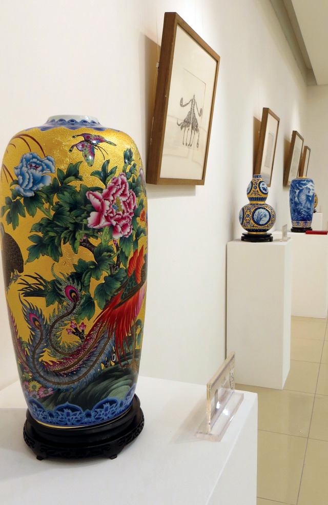 "آنية خزفية تحمل جماليات الفن الصيني"