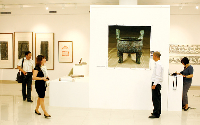 "لوحة تحفة الآنية المعدنية المطرزة بالحرير"