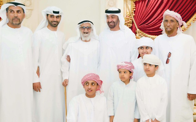 "محمد بن زايد يتوسط محمد عبيد المهيري وعدداً من أفراد أسرته"