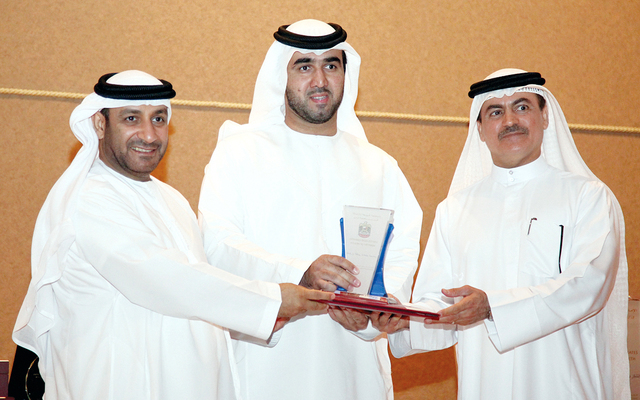 "سالم الدرمكي والأميري يكرمان أحد المتبرعين"