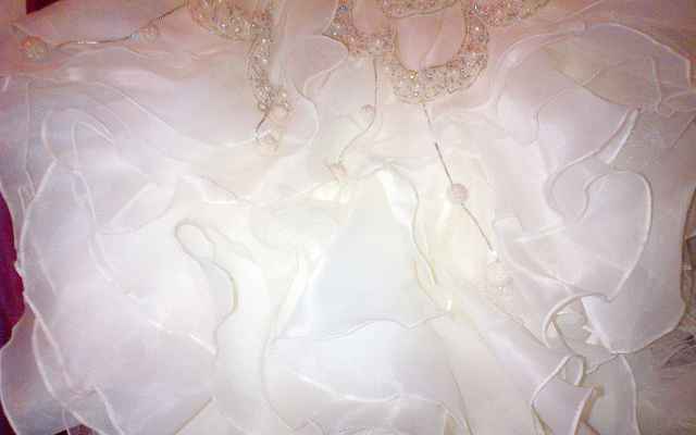 "فرحة الزفاف تتوارى خلف شبح العنوسة"