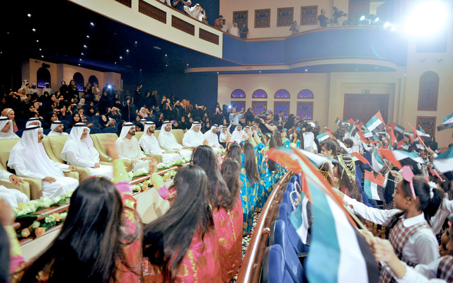 "محمد بن راشد ومحمد بن سعود وماجد النعيمي وحميد القطامي وعبدالرحمن العويس والحضور يتابعون عروض الأوبريت"