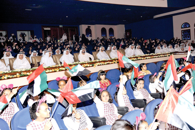 "نائب رئيس الدولة والحضور يتابعون فقرات العروض باهتمام"