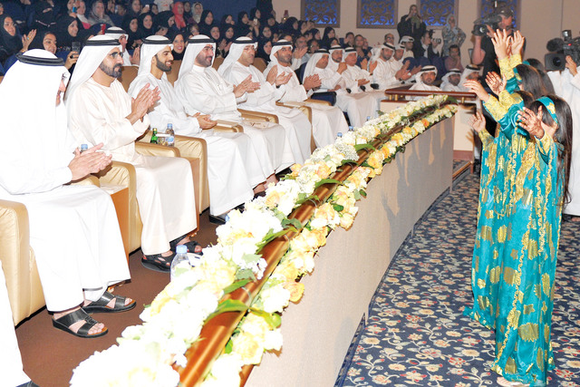 "محمد بن راشد والحضور يصفقون لزهرات الوطن إعجاباً بأدائهن المتميز"