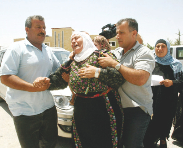 "والدة (عبد ربه) تعتصر ألماً أثناء سماعها نبأ استشهاده"