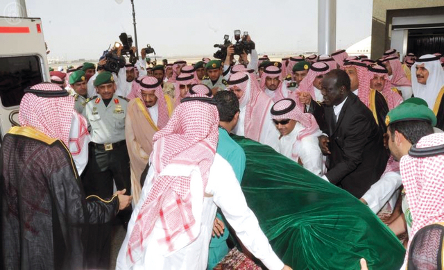 "جثمان الفقيد لحظة وصوله إلى مطار الملك عبدالعزيز"