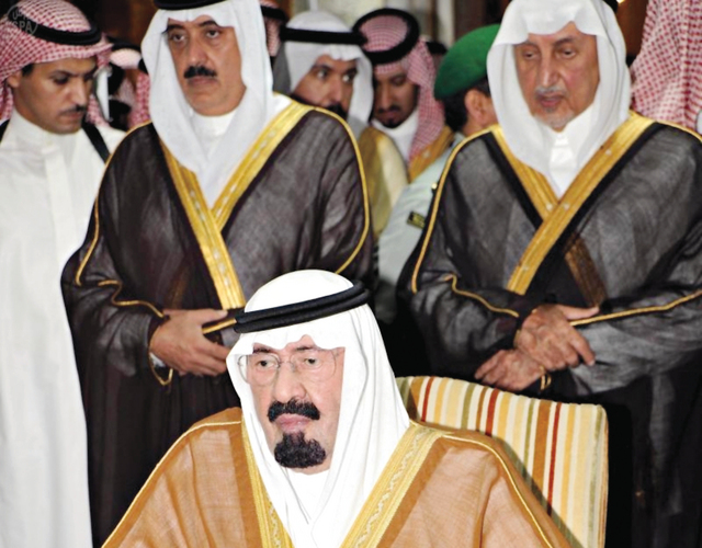 "خادم الحرمين يؤدي صلاة الميت على الفقيد"
