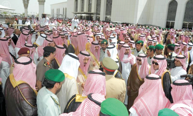 "سلمان بن عبدالعزيز يتقدم مستقبلي جثمان نايف"