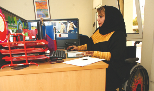 "فاطمة المنهالي تعمل موظفة بدالة وتؤدي دورا مميزا في عملها"