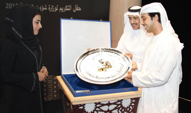 "..وسموه يتسلم هدية تذكارية"