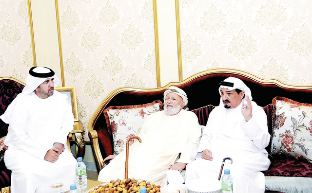 "حميد النعيمي خلال زيارته المواطن سالم سيف لخريباني"