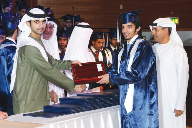 "منصور بن محمد يسلم صلاح خالد بن هويدي شهادة التخرج بحضور والده"